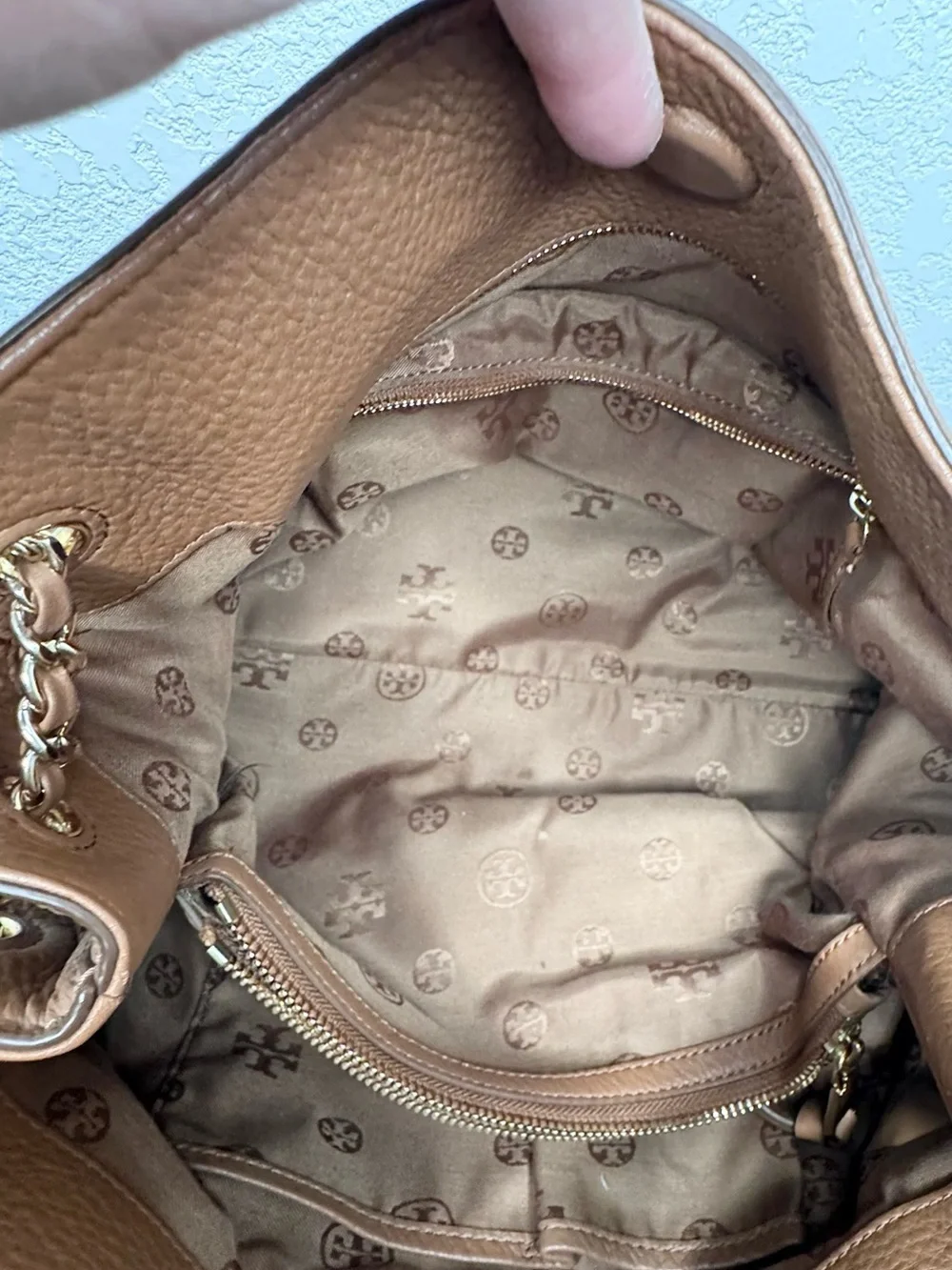 Tory Burch tassel tote,Pebbled Leather,beautiful condition,whip stitch logo,